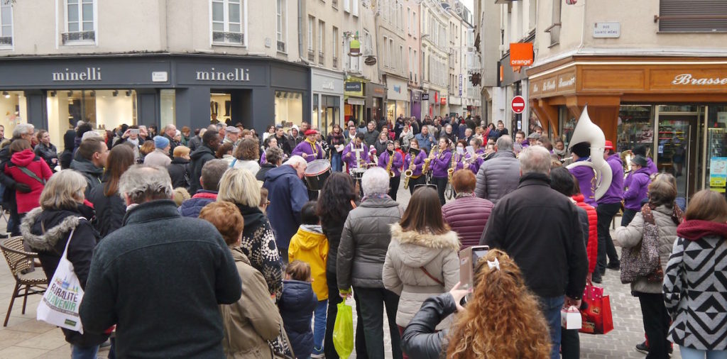 L'orchestre joue de la musique au fil des rues de Chartres